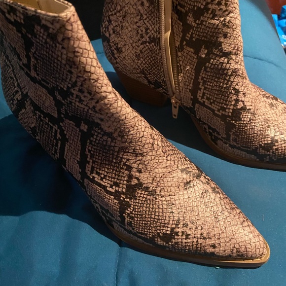 Snakeskin ankle booties.  Sz 7. - Picture 1 of 8